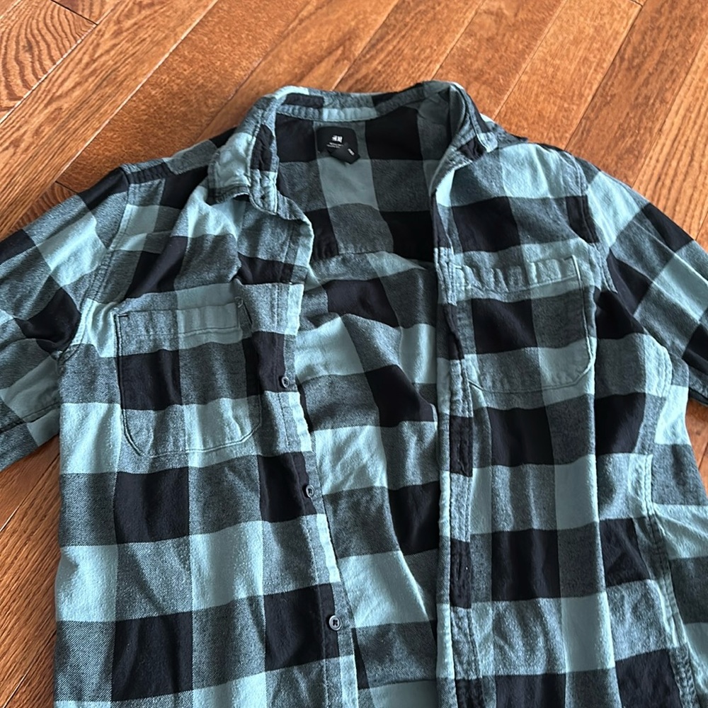 H&M FLANNEL TOP - GREEN AND BLACK - SMOKE AND PET FREE HOUSE!!